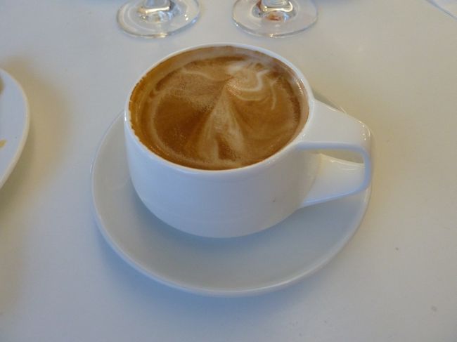早朝からあまりアルコールを飲むと、飛行機に乗って気持ち悪くなるかもしれないので、淹れたてコーヒーをいただくことに。その場で淹れてくれて、美味しかったです。