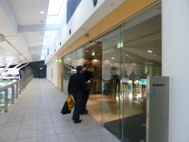 今更ですが、カンタス・ラウンジの入口です。2階（？）にあり、目下に広がるのは免税店エリアです。