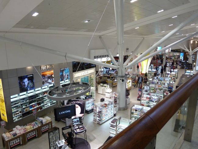 これがその免税店エリア。<br /><br />ラウンジを出て、細長い通路をゲート方面へ進んでいきます。