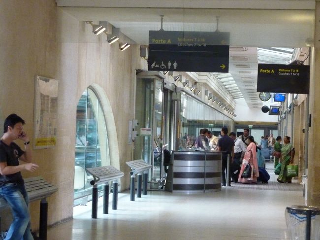 パリのホテルでタクシーを呼んでもらい北駅に向かった<br />駅前には物乞いがいたがチップが効いたのか運転手がガードしてくれた<br />おかげで不愉快な思いをせずに駅構内に入れた<br /><br />ユーロスター乗り場は駅の西側にあり、空港と同じように手荷物検査や出国検査を受ける<br />日本人旅行客と見るや「コンニチハ」と挨拶してくれた<br /><br />この後ユーロスター乗客専用のラウンジで乗車を待つ<br /><br />