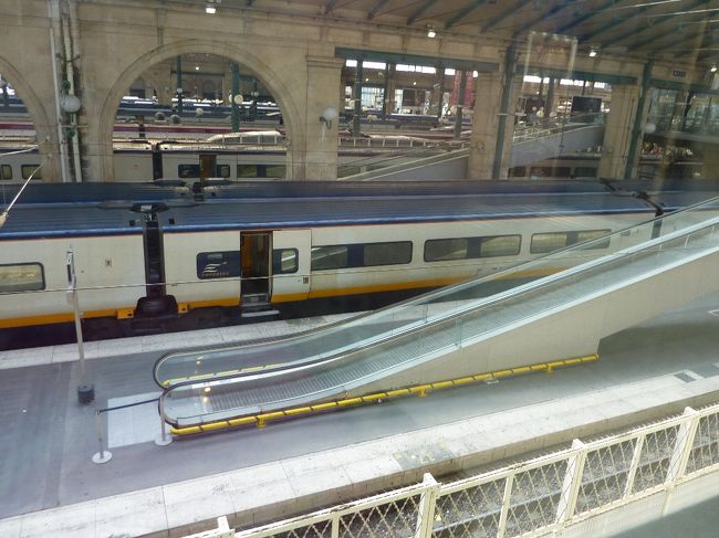 飛行機と全く同じで搭乗ゲートがあり、乗車開始まではホームに入れない<br />ホームにはエスカレータあるいはエレベーターで降りる<br /><br />