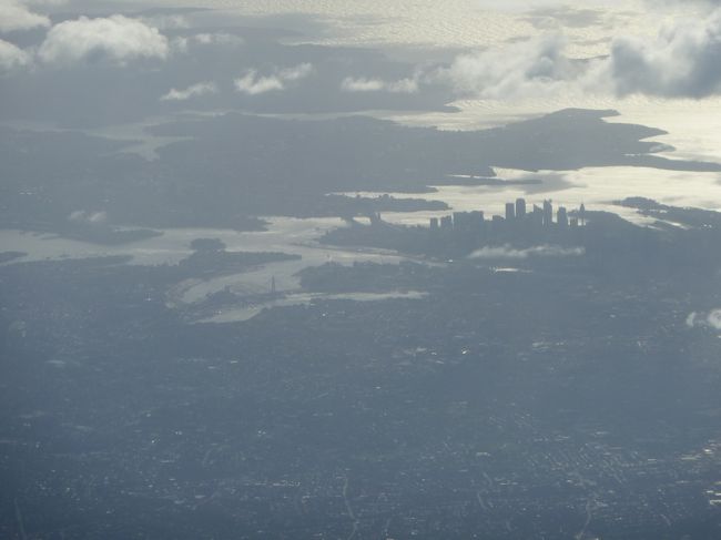 飛び立って間もなくシートベルト・サインも消え、電子機器を使えるようになったところで、シドニーのシティ上空を通過。<br /><br />少し曇っていたものの、シドニー・タワーやハーバー・ブリッジ、オペラ・ハウスがしっかりと見えました。あ〜、シドニーともおさらばだ。またいつか来るよ、シドニー。