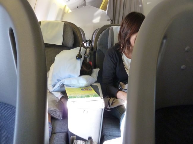 朝がかなり早かったので、子ども達はあっという間に夢の世界へ。嫁はエコノミー席との違いを全身で楽しんでいました。