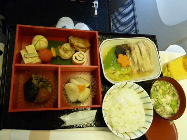 食事は子ども達が和風、嫁は洋風で私はオーストラリア風。<br /><br />←和風。5歳の息子も半分以上は食べていました。往路はチャイルド・ミールを頼んだのですが、復路はビジネス・クラスということもあり、チャイルド・ミールにせず大人と同じ食事に。