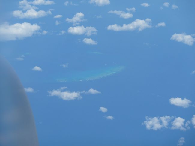 この辺りはOZ東海岸の上空（だったと思います）。キレイな海が見えました。バタフライ島が見えるという機長のアナウンスがあったのですが、機長が間違えたそうで見れませんでした。しかし、CAの方が機内最後部まで行けば見えるかもしれないと、一所懸命案内してくれました。残念ながら見れませんでしたが、ありがとうございました。