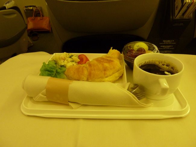 最後の機内食は、ハムとチーズのクロワッサン・サンドイッチ。私だけいただきました。美味しかったです。
