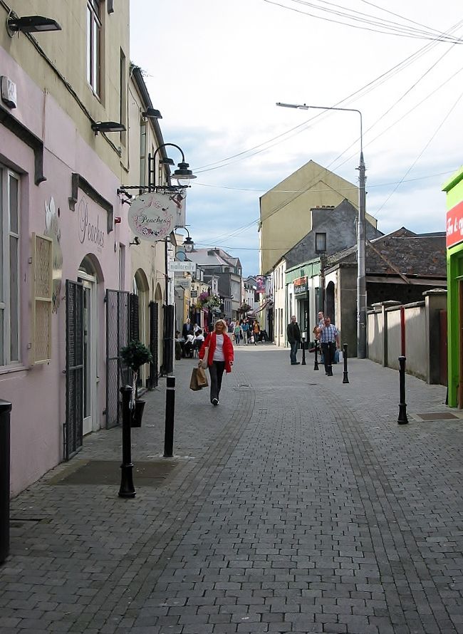 　キルケニー<br /><br />　宿に荷物を置いて、町に出ます。<br /><br />　期待にたがわず、昔より、更に美しい、良い街になってます。<br /><br />　アイルランドの多くの町は、ホントに、昔とは見違えるほどに、整備され、美しくなってる町が多いので、想像は出来たのですけれど、期待以上、想像以上に整備された街になっています・