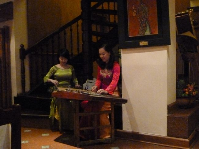 綺麗なおねえさんが生演奏してくれます。チップ不要。<br />※料金は二人で2600円程度でした。