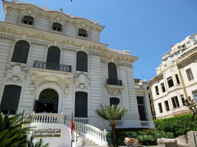 ＜ナショナル・ミュージアム＞<br />貴族のヴィラを利用した博物館、エジプトの各時代を網羅した収蔵品を展示している。白亜の外観が印象的。