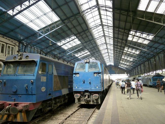 ＜マスル駅と急行列車＞<br />アレキサンドリアからカイロへの列車はすべてマスル駅から出発する。<br />写真は入線してきた急行列車。引っ込み線となっているので先頭の機関車は切り離され、反対側から帰り道を引っ張る機関車がつながれる。<br /><br />帰りの急行列車は旧式のガタピシャだった。<br />途中で対向列車が遅れたこともあり、1時間45分遅延でカイロに到着。