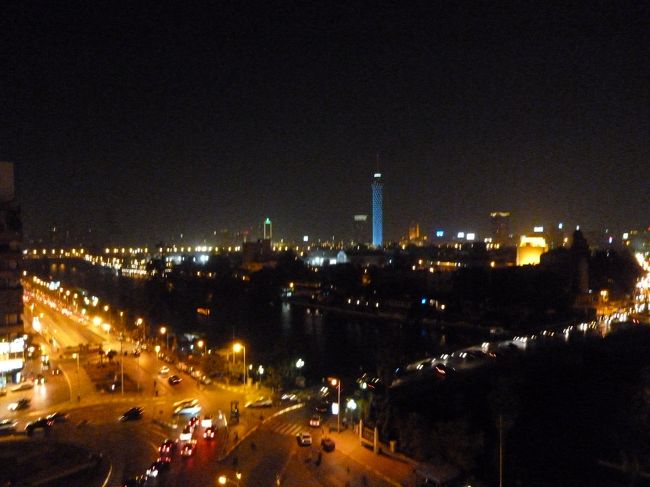 ＜カイロの夜景＞<br />カイロで3連泊したカイロ・シェラトンの部屋からの夜景。<br />カイロタワーや対岸にはエジプト革命で有名になったタハリール広場を望む。