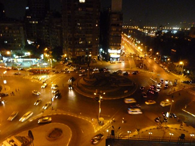 深夜2時にも街には車と人があふれていた。<br />ホントにエジプシャン・パワーが溢れているカイロの街。