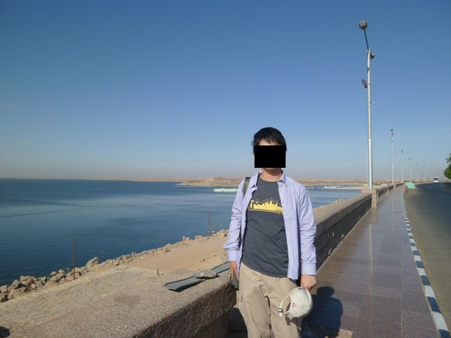 ＜アスワン・ハイダム＞<br />ナセル大統領が建設した有名なダム。<br />向こうの先までずっとダムが続いていて、スケールが大きい。