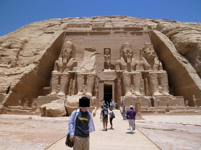 ＜アブシンベル大神殿＞<br />言わずと知れた観光地。<br />とにかく巨大。有名なラムセス?が建造した。<br />ラムセス?像はどーんと21ｍもの高さがある。