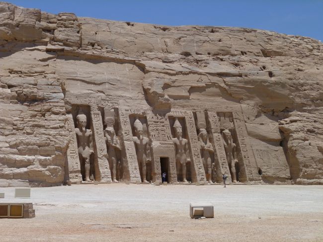＜小神殿＞<br />実はアスワン・ハイダム建設時に移設されている。<br />移動時にブロックに分けられて分解されたので、<br />よーく見ると左右に直線的な切れ目が入っている。<br />
