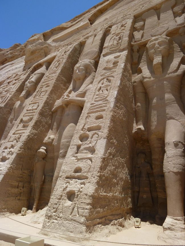 こちらのラムセス?像は10ｍくらい。