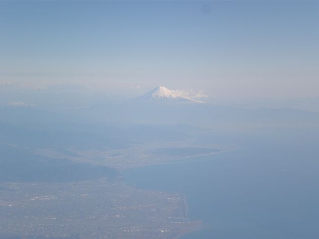 ドブロブニクへの道のりは結構大変です！<br />私は中部国際空港→成田→ウィーン→ザグレブ→ドブロブニク<br />と４回乗りました。<br /><br />成田ーウィーン間以外は１時間程度のフライトで、<br />飛行機に乗ってる時間は全部で16時間ほどですが、<br />待ち時間や、ザグレブードブロブニクの飛行機の遅れもあり、<br />トータルで24時間以上かかりました。<br /><br />しんどかったです…<br />写真は飛行機から見えた富士山です。（笑<br />