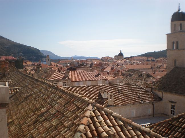 最初にテンションあげようと思って城壁に登りました。<br />高いところから街を一周できます。<br />チケット売り場は分かりにくいので、迷ったら聞きましょう。<br /><br />周りの人と同じ方向へ進んだらとても急な階段を登ることになりました。<br />あとから調べると、ガイドブックに乗っているものと逆方向でした。（汗<br /><br />そして素晴らしい景色が現れました！