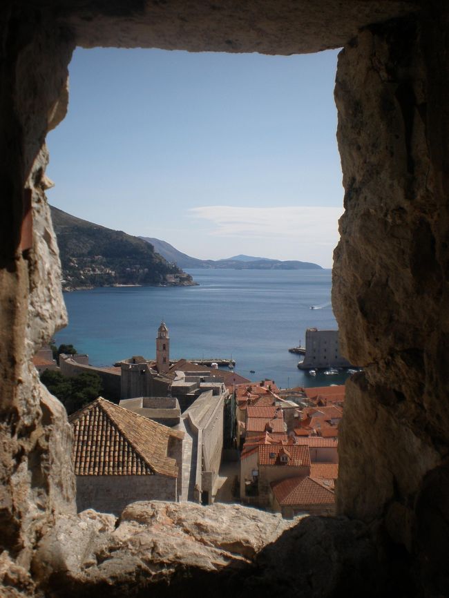 同じ景色でも、石の窓から覗くと、また違って見えます。<br />素敵！