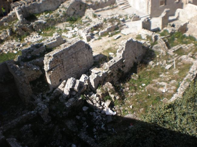 戦争で壊れたと思われる建物の跡地も、<br />所々見られます。<br />今は草が生えて、猫ちゃんの昼寝スペースになってます。