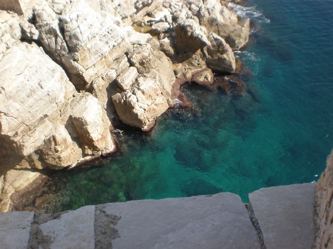 海の色がすごく良い！<br />岩に打ちつけてる様子が、絵本みたいです。