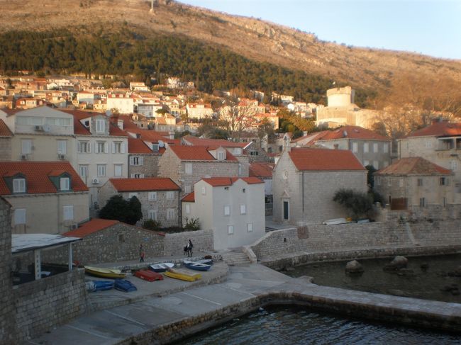 ロヴリイェナツ要塞へ行く前に通る道。<br />ここで海をぼーっと眺めていたら、<br />漁師のおじさん数人にホームパーティーに誘われました。<br />すごく陽気な感じで、<br />「僕達は漁師で、今からパーティーする。ワインと魚料理あげるよ！<br />さぁ一緒においで〜。歌も歌うよ〜〜。日本とクロアチアの交流だぁ〜」<br />と言われたのですが、ちょっと怖かったので頑張って断りました。<br />多分いい人達なので、興味がある方はこの辺でうろうろしていると行けるかも？