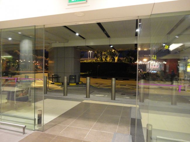 しかし・・・９番乗り場は、目の前なんだけどなぁ〜。<br />人影も無しで不安になってきた私<br />