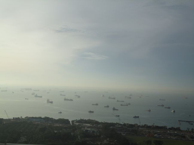 プールの反対側<br />タンカー多し！