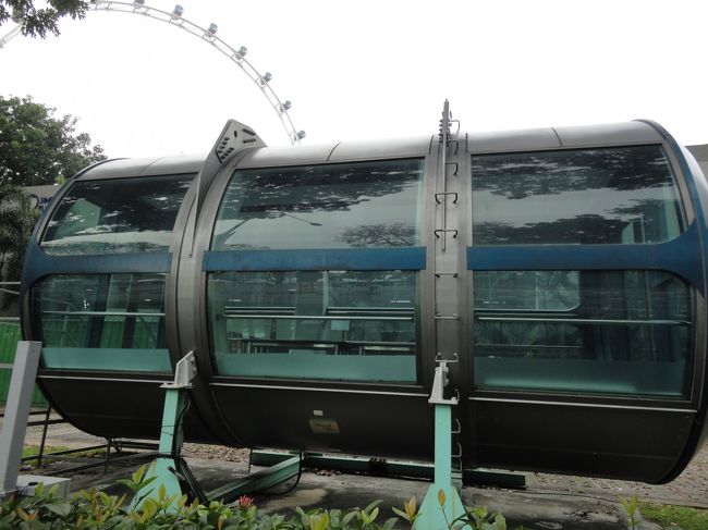 フライヤー⇒地下鉄に行く間<br />何故か？ゴンドラ一基が展示