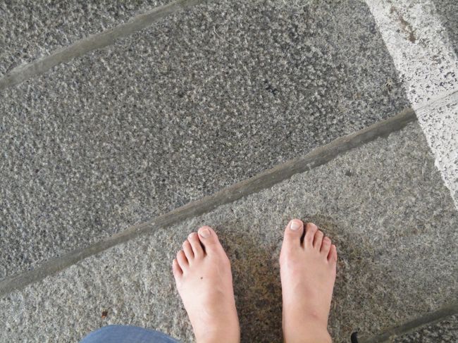 靴を脱がないといけないので・・・<br />裸足って抵抗あるんだけどなぁ〜。<br />