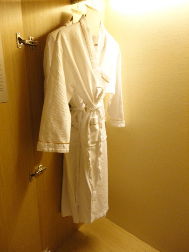 このガウンを着て、いざプールへ・・・