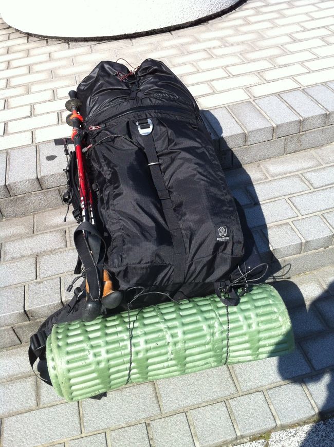 およそ60リットルのザックに着替えと登山用バーナー、登山用ケトル、テント、寝袋、マット、テントの支柱ともなる登山用ストック。ガイドブックなどなどで12kg<br />食料と水がないので6泊7日なのに12kgかるい〜