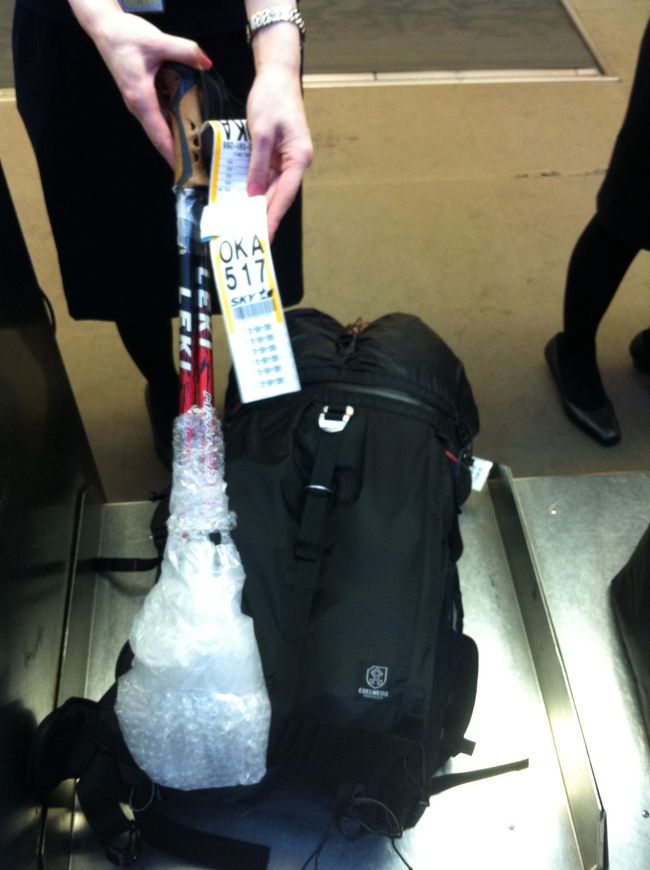 飛行機はスカイマーク。<br />登山用のストックとマットは危ないから別にしろとのご指導。。。<br />今まで言われたこともなかったので何の包装もできず、<br />今回だけということでやってもらいました。<br />がっちりまかれました。。