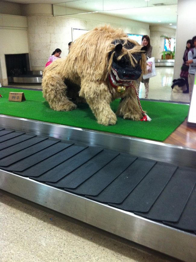 そんなわけで到着。荷物をぴっくした後、あらかじめ予約していたレンタカー店に迎えにきてもらい、レンタカーゲット。新型マーチでした。