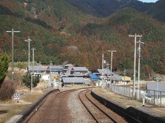 JR関西本線伊賀上野駅から、12:49発の普通列車で鈴鹿峠を越えて一路東へ。
以前は優等列車も走っていたようですが（そのためかホームはとても長い）、現在は２両編成の各駅停車のみの運行です。