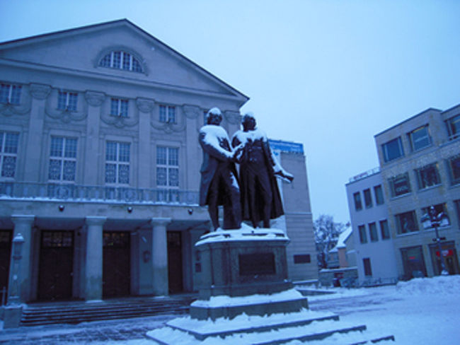 ワイマール　ゲーテとシラーの像<br /><br />朝の気温はマイナス９度。ヨーロッパには３０数年ぶりの寒波が到来しているそうだ。普段、雪が降らないようなところでも雪が降っているそうだ。除雪が間に合わない。<br />まず向かったのはワイマール市街。ゲーテとシラーの像を見学してマルクト広場へ。とにかく寒い。手袋をしいていないと、手の先がしびれるように痛くなる。