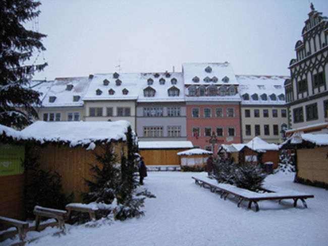 ワイマール　朝のマルクト広場<br /><br />マルクト広場はクリスマスマーケットの屋台の店であふれていました。ここのクリスマスマーケットはかなり小規模です。もちろん、訪れたのは朝だったのでマーケットは開いていません。でも、初めてのクリスマスマーケットの雰囲気だけは味わうことはできました。<br />