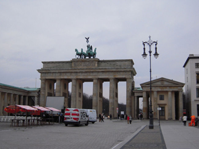 ブランデンブルク門<br /><br />バスは途中、ゲーテ街道を通って、ベルリンに向かいます。<br />まず向かったのはブランデンブルク門。ここは１７９１年、プロイセン王国の凱旋門として建造されました。ここを境に旧西ベルリンと東ベルリンに別れていました。ここの通りはウインターディリンゲン（菩提樹並木の道）森鴎外の「舞姫」にも登場しています。<br />
