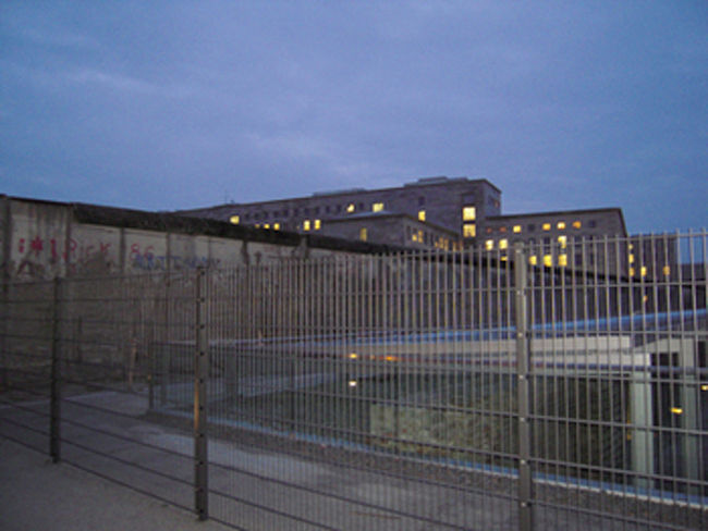 ベルリンの壁<br /><br />ここは旧東ドイツから旧西ドイツへ亡命しようとして多くの人が命を落としたところです。約１Ｋｍ、今でも残っています。<br />