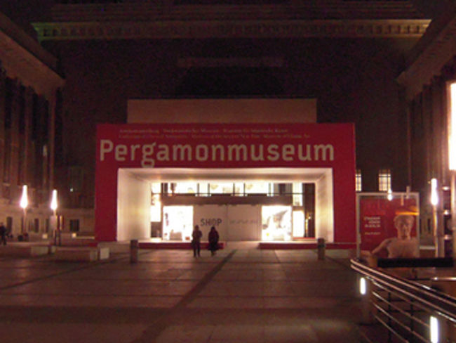 ペルガモン博物館<br /><br />次に向かったのがペルガモン博物館。旧東ドイツの博物館島の中にあります。ここには博物館の名前にもなっている古代ギリシャの都市、ペルガモンで発掘された「ゼウスの大祭壇」が原寸のまま復元展示されています。スケールの大きさには圧倒されました。