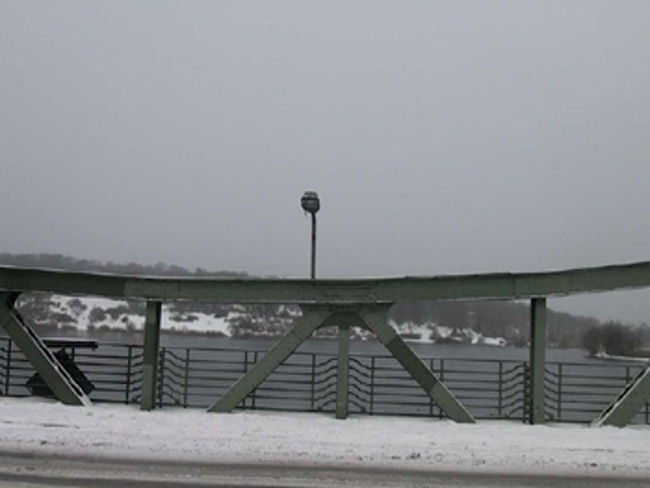 グリーニッカー橋<br /><br />３日目。バスはベルリンを出発。昨晩からの雪が積もって雪景色。でも、昨日ほどの寒さは感じない。まず、ポツダムを目指します。グリーニッカー橋を徒歩観光。ここでは、旧東、西のスパイの捕虜交換が行われたそうです。