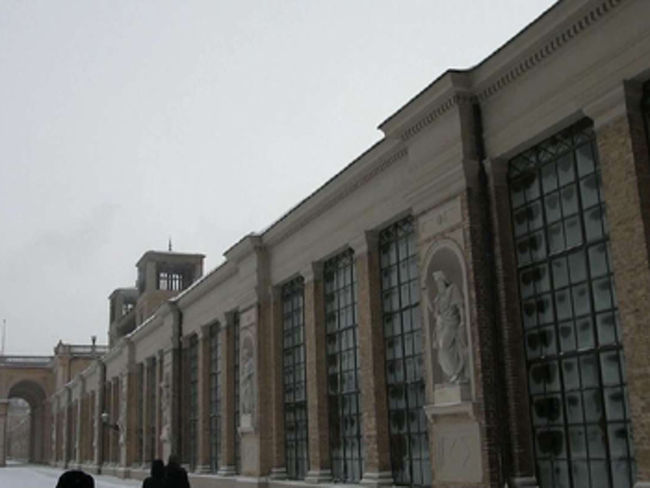 サンスーシ宮殿<br /><br />１７４７年に完成したフリードリッヒ大王の離宮。壮大なつくりに圧倒される。そしてツェツィーリエンホフ宮殿へ。１９４５年に米英露の首脳が集まり、第２次世界大戦の戦後処理を話し合ったそうです。<br />