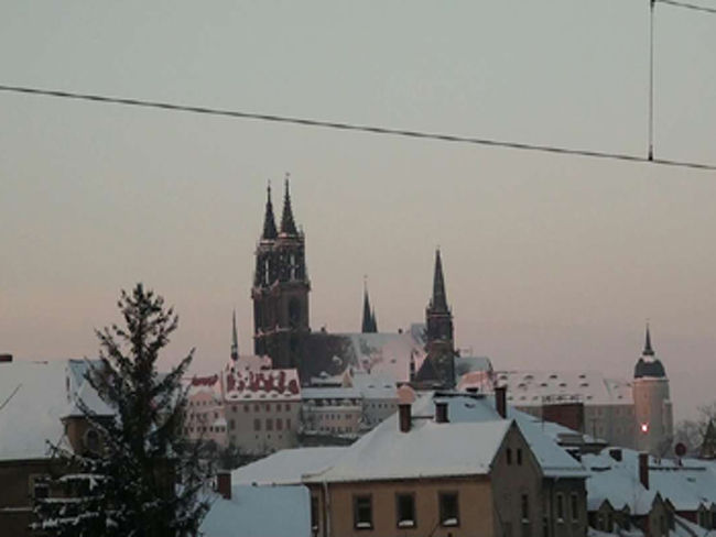 マイセン<br /><br />マイセン陶器工房を見学。ちょっとしたカップも値段を見て・・・。とても買えない(^^;)。その後陶磁器のパイプオルガンコンサート。奏者はとてもユニークな女性。最後は日本の曲も演奏してくれました。<br />