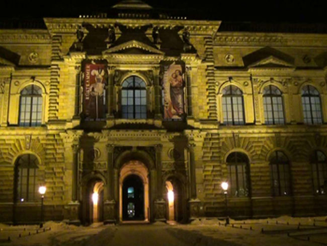 ドレスデン<br /><br />ドレスデンは大きな町。トラムも走っています。ここでガイドさんと合流。寒い、寒いと言っています。やはり、ドイツに住む人でもこの寒波はかなり寒いようです。ドレスデンはエルベ川河畔に建つ芸術都市。夕闇の中に浮かぶツヴィンガー宮殿、フラウエン教会は荘厳です。近くではクリスマスマーケットの開かれていて、今回、初めての見学。念願のグリューワインも飲んでみたのですが、ちょっと口には合わず、断念。そっとワインは捨てて、カップだけを大切に持って帰りました。マーケットで木の実のお菓子を買いました。アーモンドやナッツが入っていてとてもおいしかった。