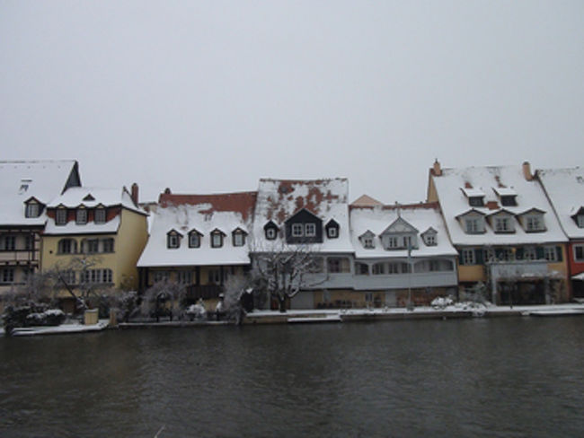 バンベルク　小ベニス地区<br /><br />４日目。今日はツアー最大の移動距離、約565Ｋｍ。添乗員さんもちょっと構えています。バスはホテルを出発。バンベルクへ。アウトバーンはなぜか順調？予定通り、バンベルク到着。ああ、この町には期待をしていなかったのですが、見事に裏切られました。さすが世界遺産の旧市街。本当に中世の町がそのまま残っていると感じです。小ベニス地区は家から直接、川に出られ、川での交易が盛んに行われたそうです。そういえば日本でも丹後半島、伊根の舟屋も直接家から船で海に出られる様式だったなと思い出しました。