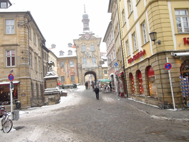 バンベルク　旧市街<br /><br />昼食のレストランの近くにケーテ・ウォルハートの店舗があったのでちょっとのぞいてみました。クリスマスのクッキー3.5ユーロを購入。そしたらとっても立派なカタログをいただきました。きっと、クッキー代よりの高かったのでは？店の人にここの店は日本のテレビでも紹介されている、と言ったら、ローテンブルクの店がそうだ！と言っていました。<br />