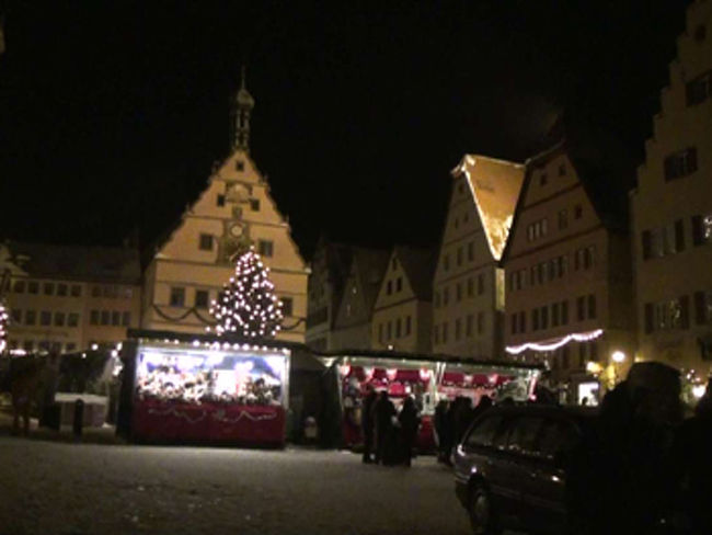 ローテンブルク<br /><br />バスは順調に走り、ディケンスビュールでトイレ休憩。ここでバスを降り、旅行会社が準備してくれたタクシーで一路、ローテンブルクへ。でも、タクシーの運転手は道を良く知らないらしく、ナビにホテルの住所を打ち込んでいる。アウトバーンを降り、ローテンブルクの城壁の周りを走っています。やっとのことで城壁内へ。車を止めて、道を聞きまくっています。そのうち、英語が話せるか？と言われ、ホテルの場所がわからないので自分で聞いてくれ、とのこと。ちょうど止まったのが、明日行こうと思っていた日本人が経営するお土産やさん。ここで聞けばいいやと思い、ここでタクシーを降りる。店に行ったら閉まっていた。(^^:)地図ではホテルの位置を確認していたので、まずはマルクト広場へ。すごい人だ。地元の人を探すと、犬を連れた人が・・・地元の人だと思い、ホテルの場所を聞くとすぐ近く、無事、ホテルに着くことができました。<br />