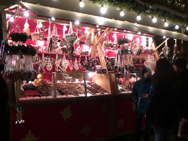 ローテンブルク　クリスマスマーケット<br /><br />チェックイン後早速マルクト広場へ。クリスマスマーケットを楽しみます。規模的には大きくないのですが初めて時間に制限がないのでゆっくりできます。ソーセージを買って夕飯代わりに・・・。