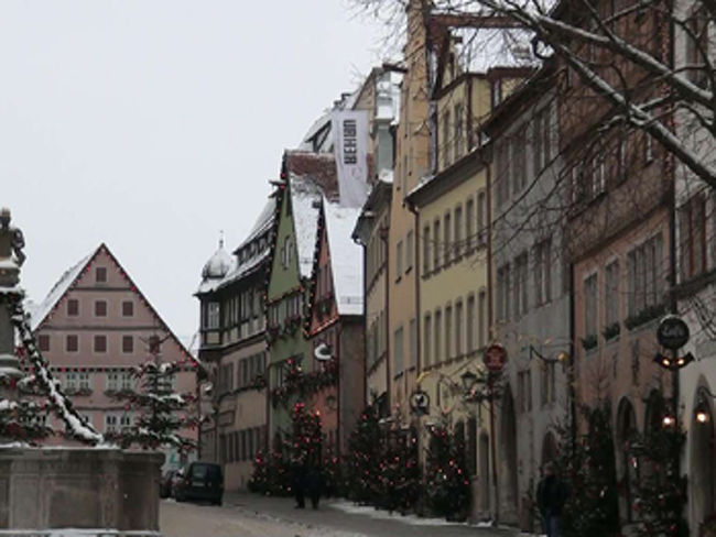 ローテンブルク旧市街<br /><br />６日目。今日は１０時にマルクト広場でツアーと合流します。混まないうちにと、撮影ポイントを廻り、写真を撮ってきました。１０時にマルクト広場で待っていると来ました、ツアーの人たちが。うまく合流できました。１時間くらい一緒に観光して自由時間。そしてお昼に集合してまた、１８時１５分まで自由時間。昨日のお土産屋さんでフランケンワインとワインジャム、シュトーレンを購入。発送もしてもらえるので送ってもらうことにしました。