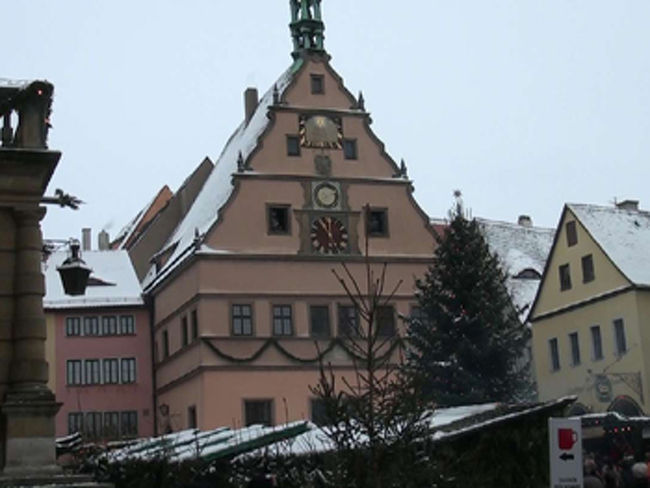 ローテンブルク宴会場の時計　市長がワインを飲み干している　